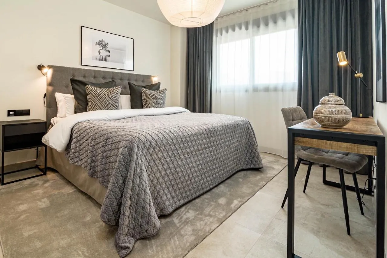 Inf33K- Stunning City Apartment Close To Beaches Εστεπόνα
